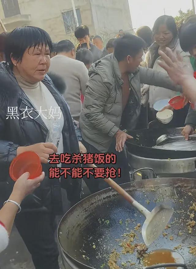 丰城杀猪宴翻车了，现场一片混乱， 抢菜掀桌堵后厨，直接变闹剧（组图） - 2
