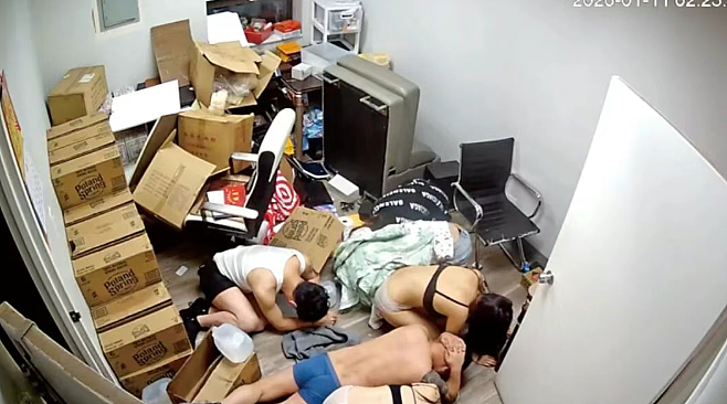 深夜噩梦！法拉盛公寓遭武装洗劫，抢走30万美元，9名华人男女被扒光衣服羞辱（组图） - 3