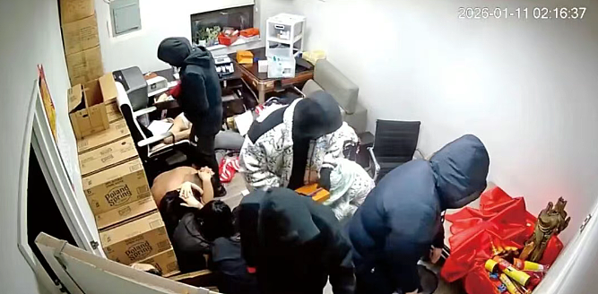 深夜噩梦！法拉盛公寓遭武装洗劫，抢走30万美元，9名华人男女被扒光衣服羞辱（组图） - 2
