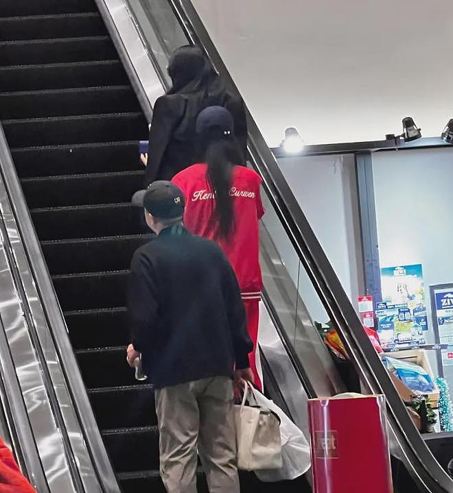李湘账号被禁后首现身！与女儿在香港逛超市，状态悠闲未受影响（组图） - 3