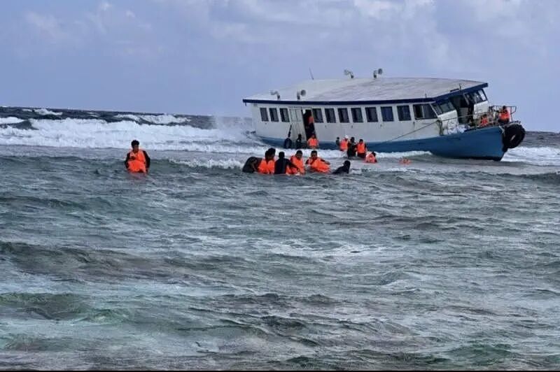 马尔代夫一渡轮突发故障，乘客颠簸一小时后被要求跳海求生！中国旅客讲述惊魂时刻（组图） - 1