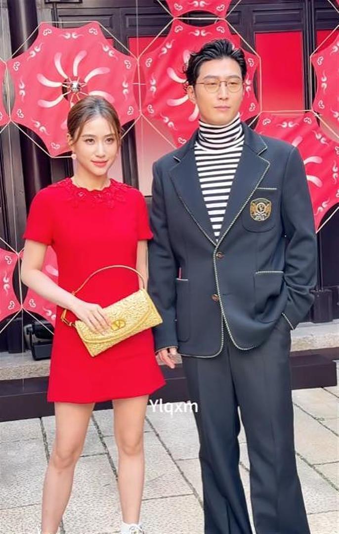 冯小刚女儿出席上海活动，花裤衩太大被嘲精致土，拒绝妈妈拉手（组图） - 4