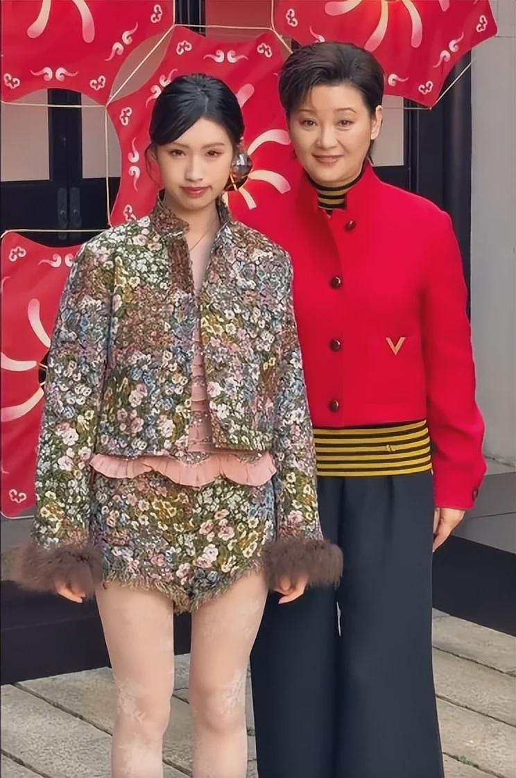 上海活动太真实！孙俪显疲惫，宋祖儿瘦成皮包骨，徐朵三角裤抢镜（组图） - 3