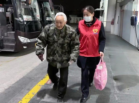 “世上最好的老太婆”,浙江81岁老伯每天4点多起床,一路跨海去医院陪老伴(组图) - 1
