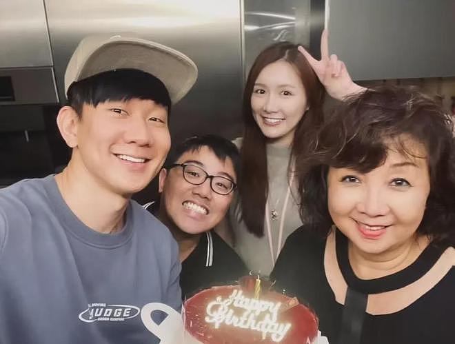林俊杰争议升级!跟前女友亲密合影曝光,曾威胁女方不准爆料(组图) - 1
