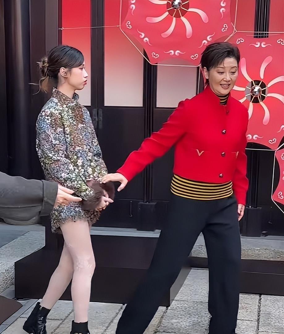 冯小刚女儿出席上海活动，花裤衩太大被嘲精致土，拒绝妈妈拉手（组图） - 9