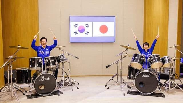 高市早苗与李在明合奏防弹少年团歌曲，女首相大学玩摇滚反差大（组图） - 1