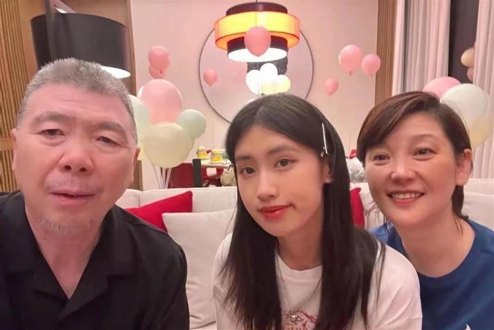 冯小刚女儿出席上海活动，花裤衩太大被嘲精致土，拒绝妈妈拉手（组图） - 5