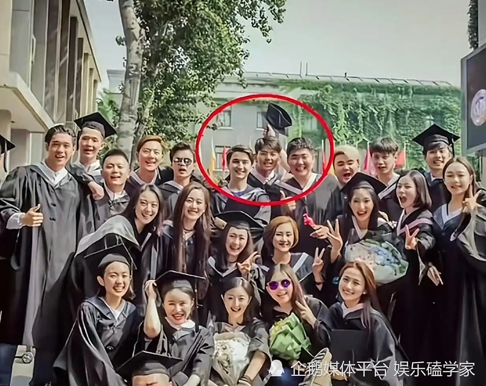 闫学晶“哭穷”风波后现身三亚机场 素颜、黑衣、面无表情(组图) - 6
