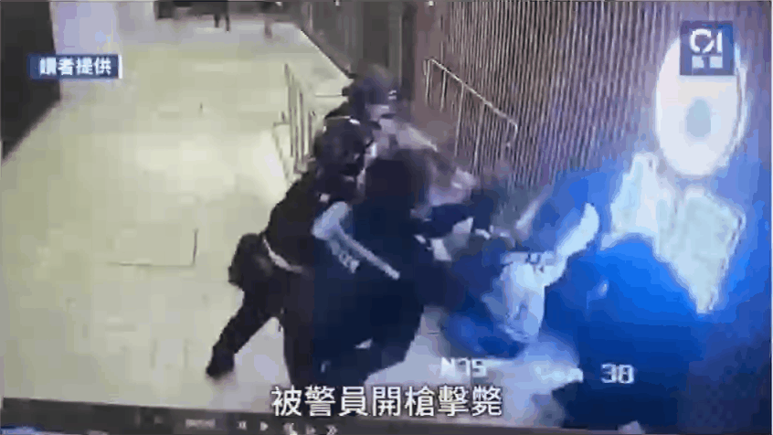 视频曝光！男子香港商场持刀狭持人质，警方“两枪击毙”，民众四散奔逃，网友热议（视频/组图） - 2