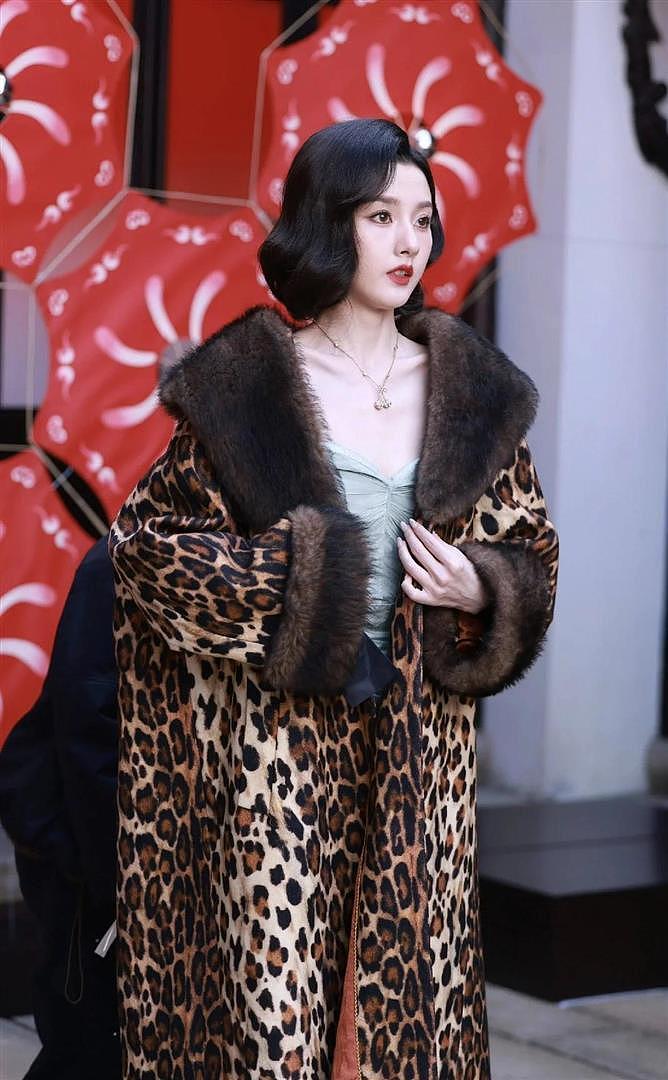 冯小刚女儿出席上海活动，花裤衩太大被嘲精致土，拒绝妈妈拉手（组图） - 3