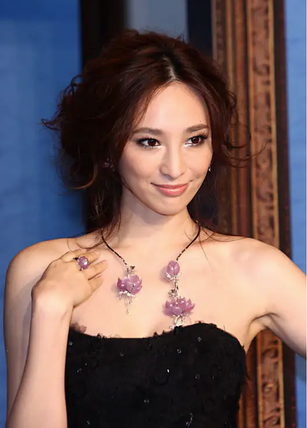 豪门梦碎！知名性感女星连生4胎仍未婚！“赌神婆婆”在美被捕，孩子爹遭全球通缉？（组图） - 7