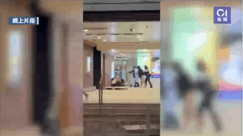 视频曝光！男子香港商场持刀狭持人质，警方“两枪击毙”，民众四散奔逃，网友热议（视频/组图） - 3