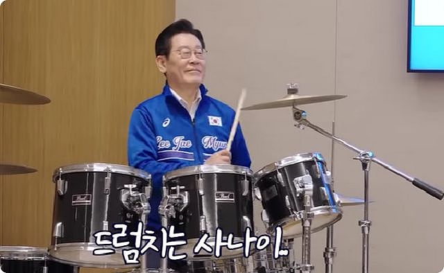 高市早苗与李在明合奏防弹少年团歌曲，女首相大学玩摇滚反差大（组图） - 2