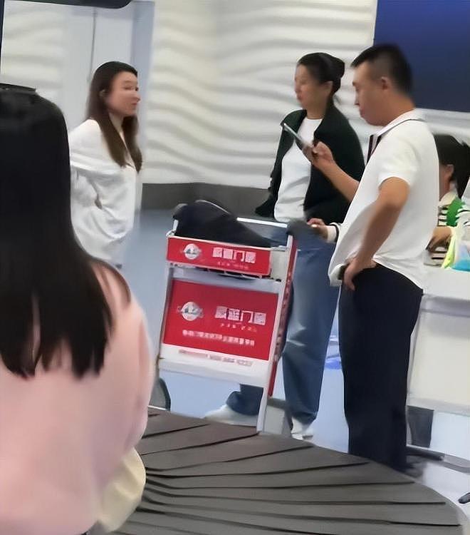 闫学晶“哭穷”风波后现身三亚机场 素颜、黑衣、面无表情(组图) - 2