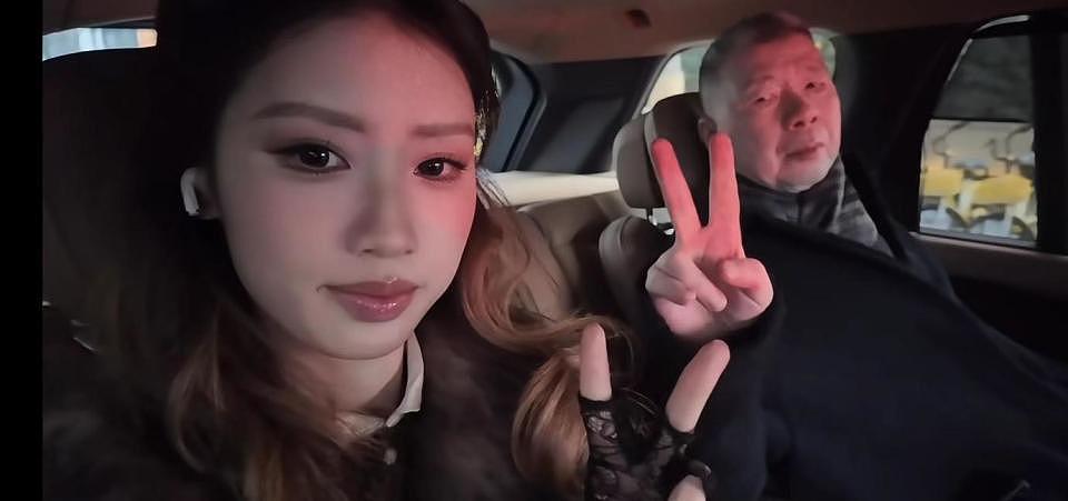 冯小刚女儿出席上海活动，花裤衩太大被嘲精致土，拒绝妈妈拉手（组图） - 10
