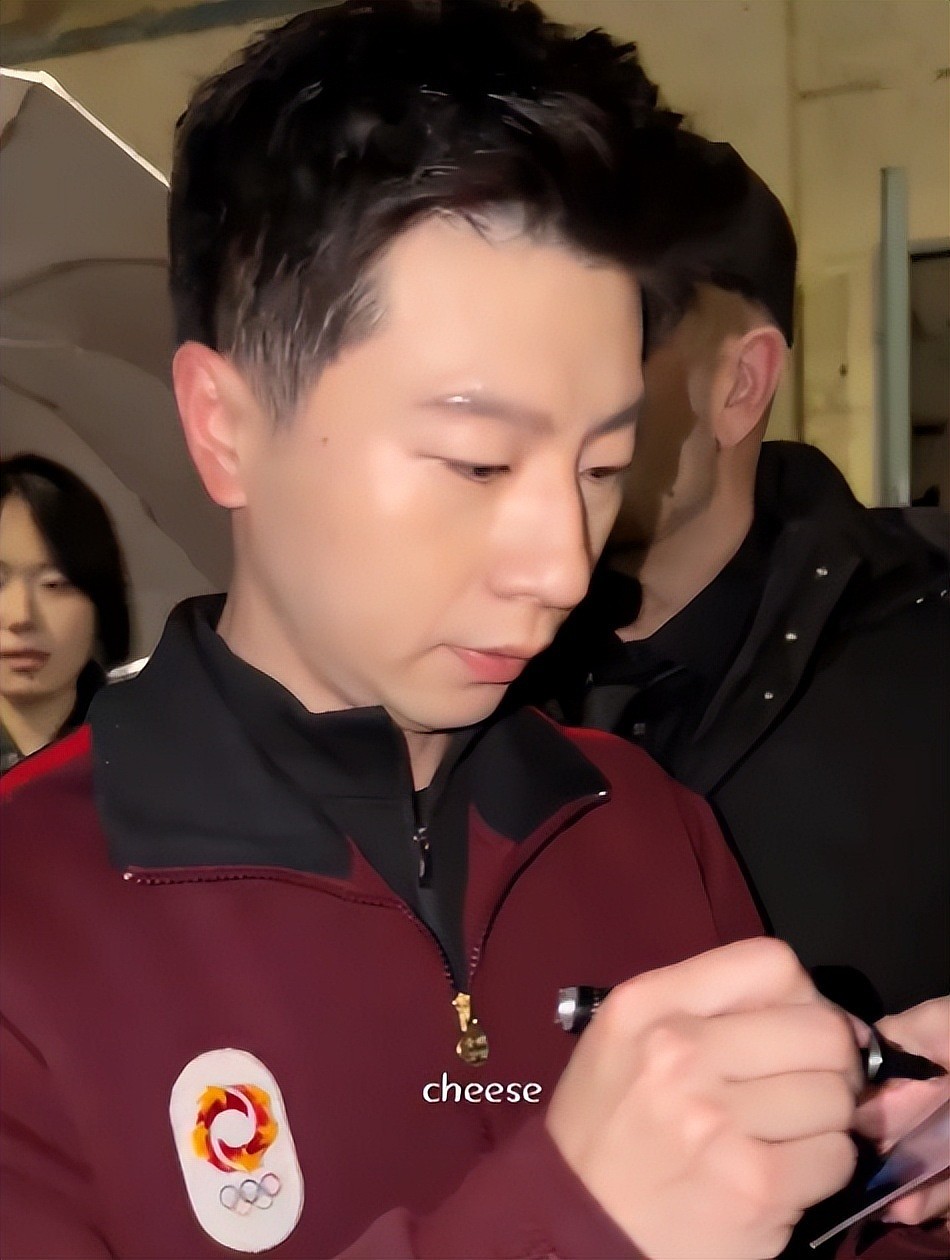 米兰时装周:贾玲又瘦了,成龙老了,却被罕见露面的马龙帅到(组图) - 15