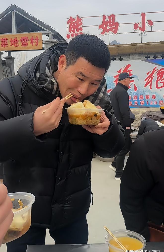 谢孟伟“复出”，现身河北大集，一口黄牙嗦大锅菜，还请吃糖葫芦（组图） - 11