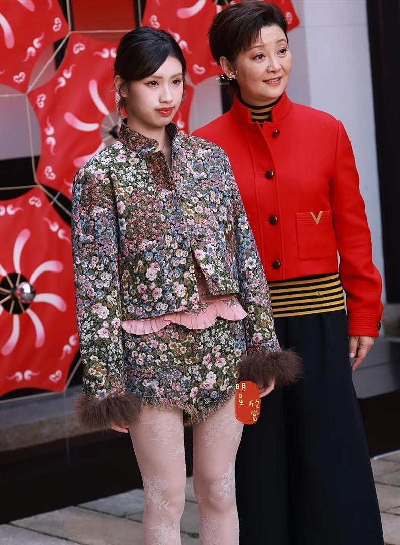冯小刚女儿出席上海活动，花裤衩太大被嘲精致土，拒绝妈妈拉手（组图） - 6