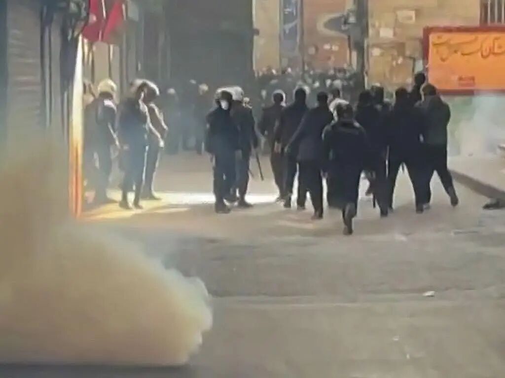 全国失控!史上最大规模抗议爆发,2000多人被捕,澳洲敦促公民尽快撤离...(组图) - 6