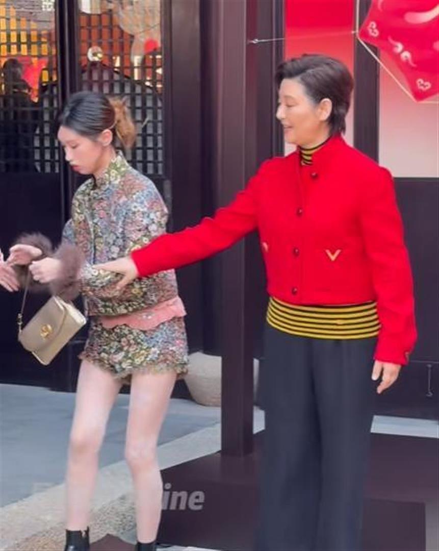 冯小刚女儿出席上海活动，花裤衩太大被嘲精致土，拒绝妈妈拉手（组图） - 11