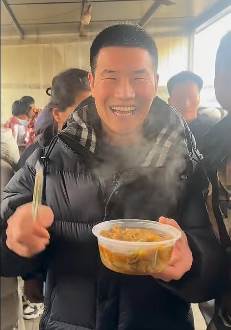 谢孟伟“复出”，现身河北大集，一口黄牙嗦大锅菜，还请吃糖葫芦（组图） - 2