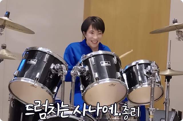 高市早苗与李在明合奏防弹少年团歌曲，女首相大学玩摇滚反差大（组图） - 3