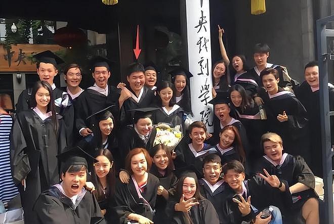 闫学晶“哭穷”风波后现身三亚机场 素颜、黑衣、面无表情(组图) - 4