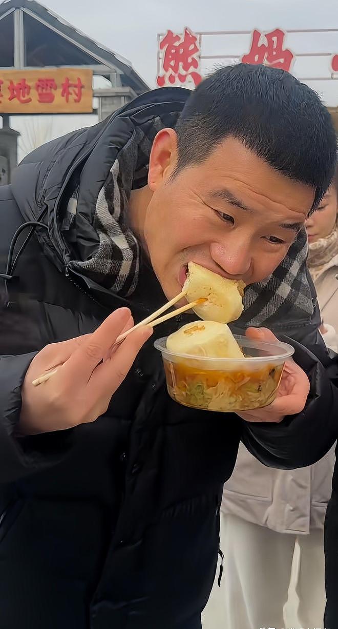 谢孟伟“复出”，现身河北大集，一口黄牙嗦大锅菜，还请吃糖葫芦（组图） - 10