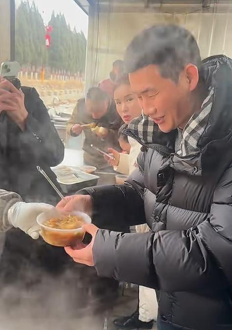 谢孟伟“复出”，现身河北大集，一口黄牙嗦大锅菜，还请吃糖葫芦（组图） - 7