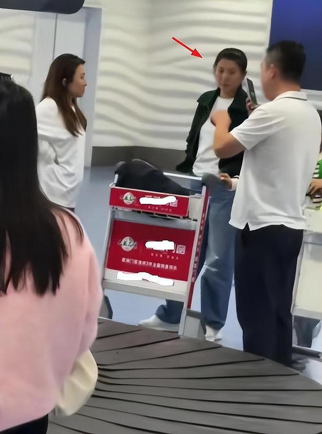 闫学晶“哭穷”风波后现身三亚机场 素颜、黑衣、面无表情(组图) - 1