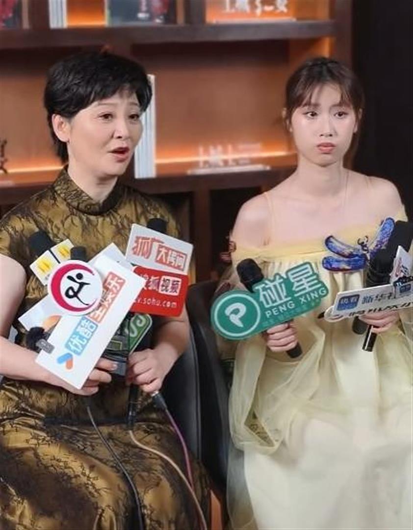 冯小刚女儿出席上海活动，花裤衩太大被嘲精致土，拒绝妈妈拉手（组图） - 15