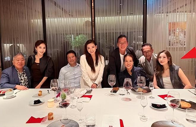 63岁许晋亨陪李嘉欣和名媛闺蜜庆生，结婚17年仍旧恩爱如初（组图） - 4