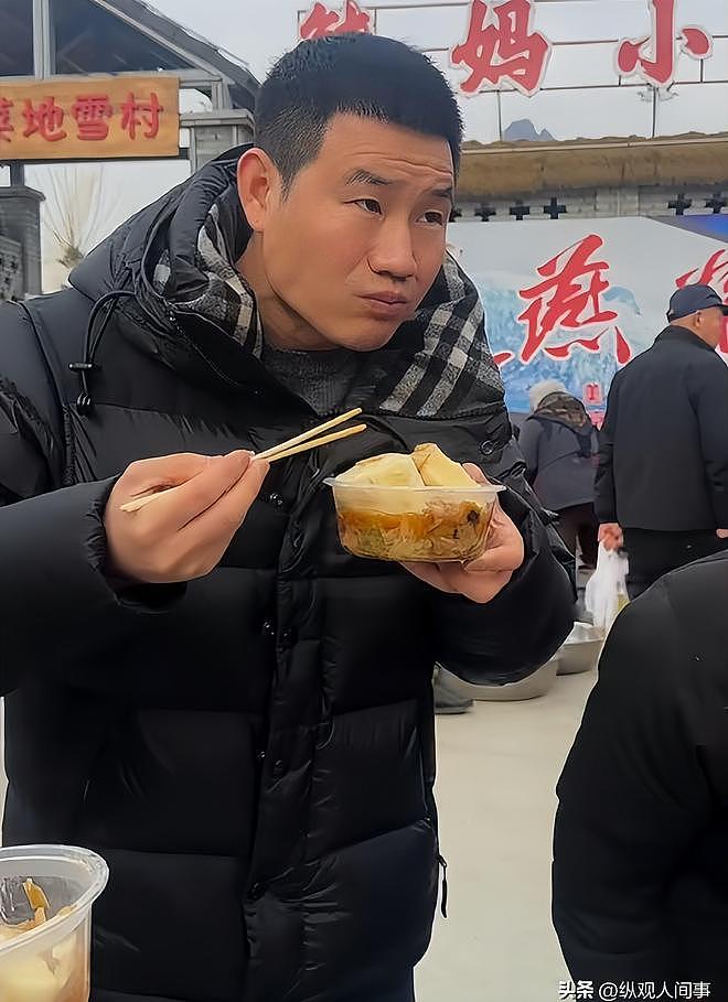 谢孟伟“复出”，现身河北大集，一口黄牙嗦大锅菜，还请吃糖葫芦（组图） - 12