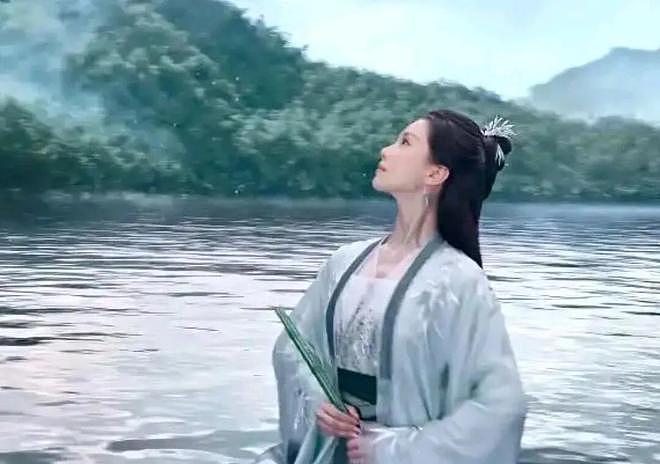 继杨幂抿嘴、刘诗诗梗脖后，赵丽颖也遭诟病！眼睛乱转乱眨被审判（组图） - 4