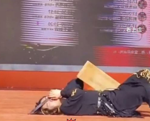 飞刀表演疑失误,砸中演员面部,满嘴鲜血!网友:一失手成千古恨(组图) - 2
