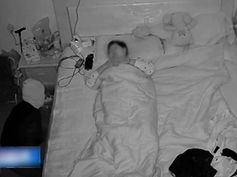 监控曝光！武汉蒙面贼半夜搜掠床头，女户主机警一招自保（视频/组图） - 1