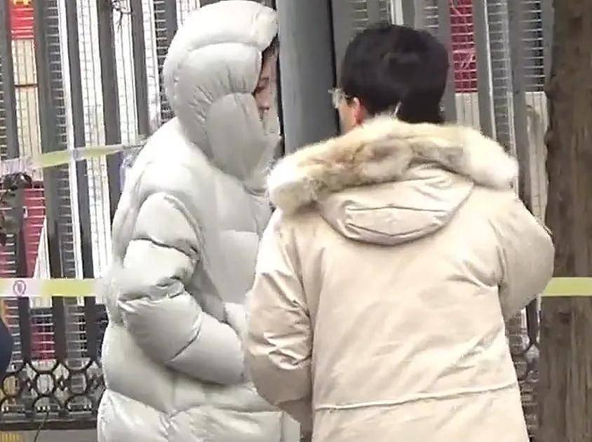 马年春晚首次联排场外细节!张小婉侧身躲镜头...(组图) - 15