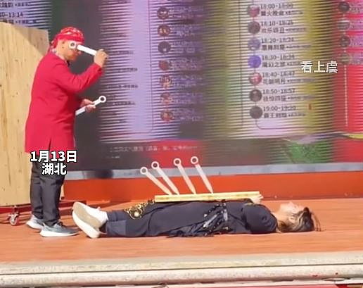 飞刀表演疑失误,砸中演员面部,满嘴鲜血!网友:一失手成千古恨(组图) - 1