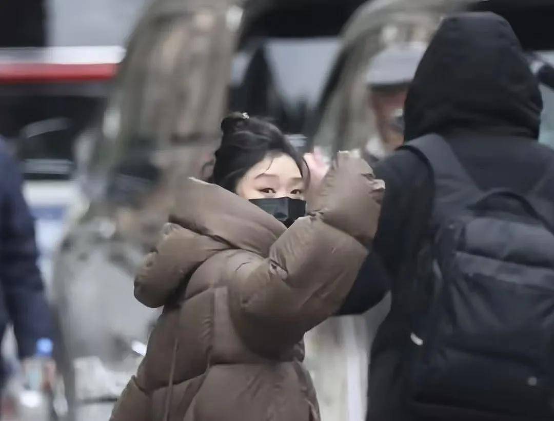 马年春晚首次联排场外细节!张小婉侧身躲镜头...(组图) - 18