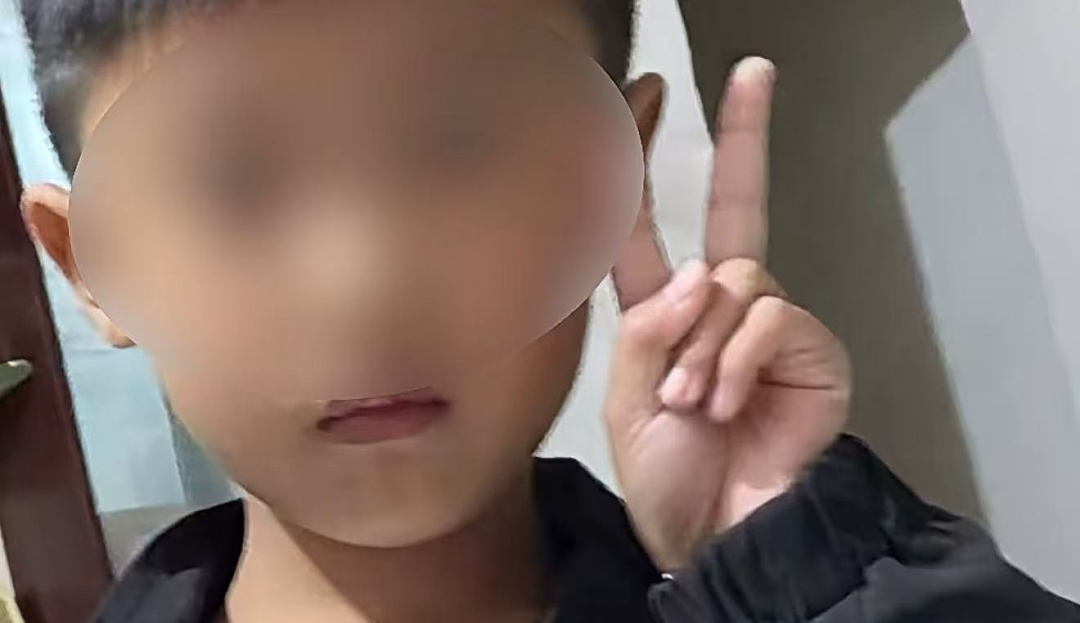 爷爷误将火锅燃料当水冲感冒颗粒,7岁男童喝后多器官衰竭进ICU!父亲崩溃痛哭:“心都碎了!”(组图) - 1