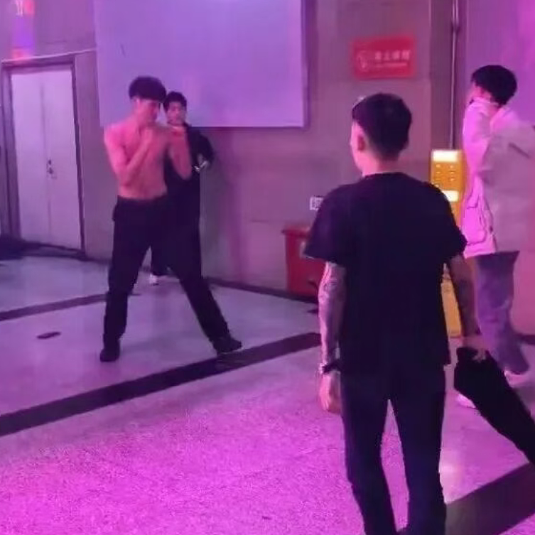 网传视频黑丝女被肌肉男掌掴：多段视频和动图流出看完原因我笑疯了（组图） - 4