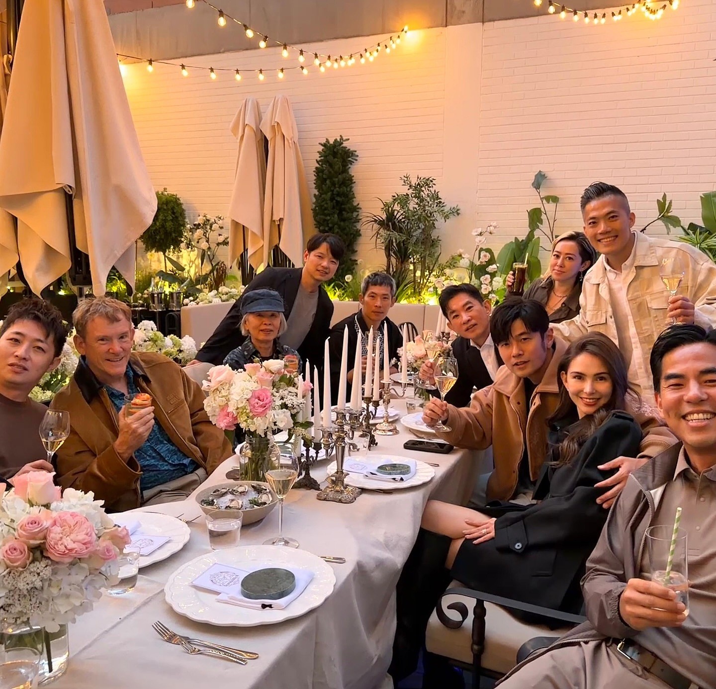 周杰伦发文庆结婚11周年：从古堡童话到五口之家，歌词浪漫变日常（组图） - 2