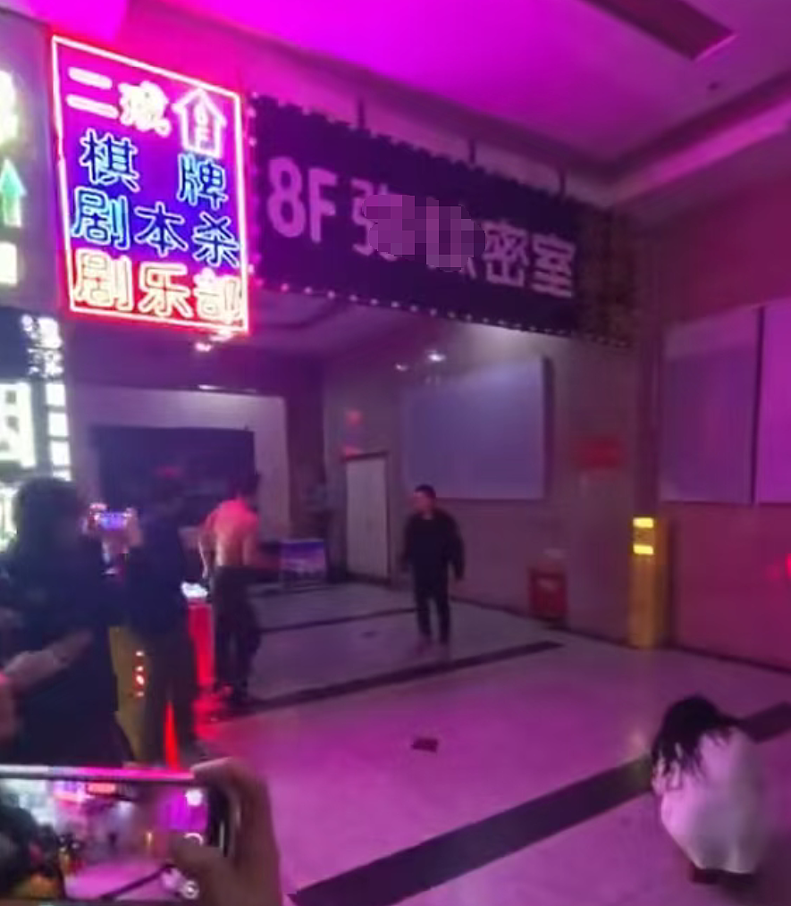 网传视频黑丝女被肌肉男掌掴：多段视频和动图流出看完原因我笑疯了（组图） - 5