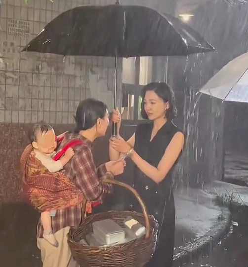 短剧演员吐槽剧组让婴儿一直淋雨拍戏，孩子“哭得撕心裂肺”，片酬仅800元（视频/组图） - 1