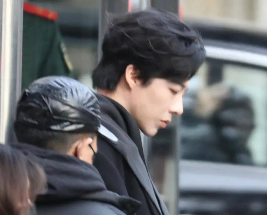 马年春晚首次联排场外细节!张小婉侧身躲镜头...(组图) - 5