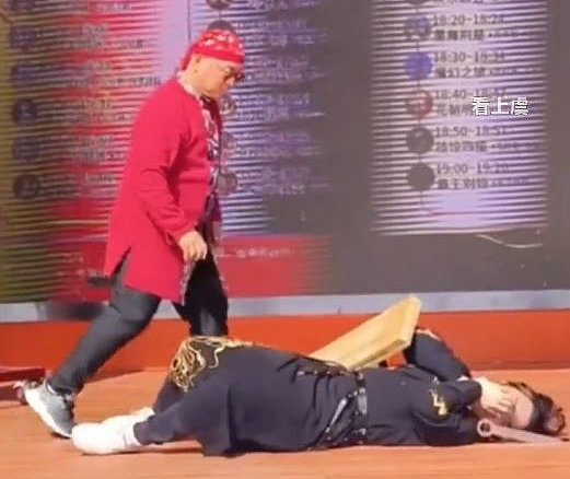 飞刀表演疑失误,砸中演员面部,满嘴鲜血!网友:一失手成千古恨(组图) - 3