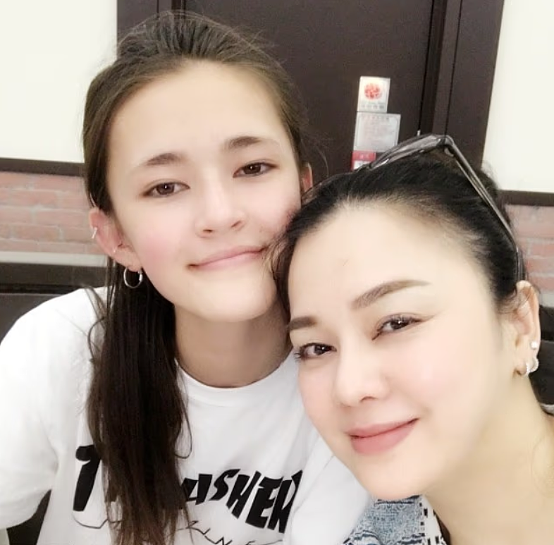 华裔女博士上英国最火真人秀，真心话环节崩溃大哭：妈妈妹妹相杀后自杀，我想用奖金买个家...（组图） - 10