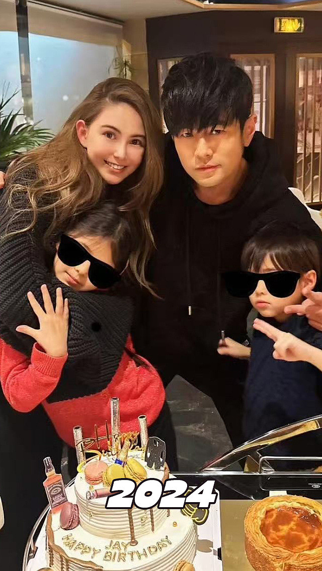 周杰伦发文庆结婚11周年：从古堡童话到五口之家，歌词浪漫变日常（组图） - 14