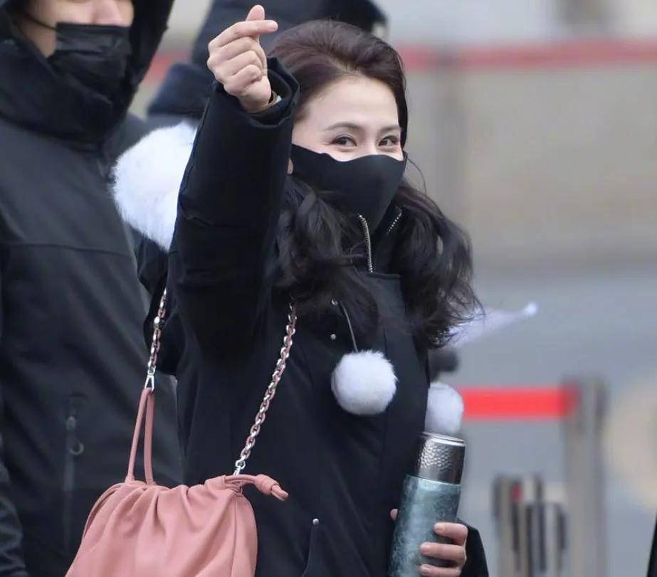 马年春晚首次联排场外细节!张小婉侧身躲镜头...(组图) - 23